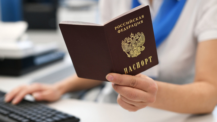 В Петербурге задержали девушку-блогера, помочившуюся на свой паспорт - Новости на Вести.ru